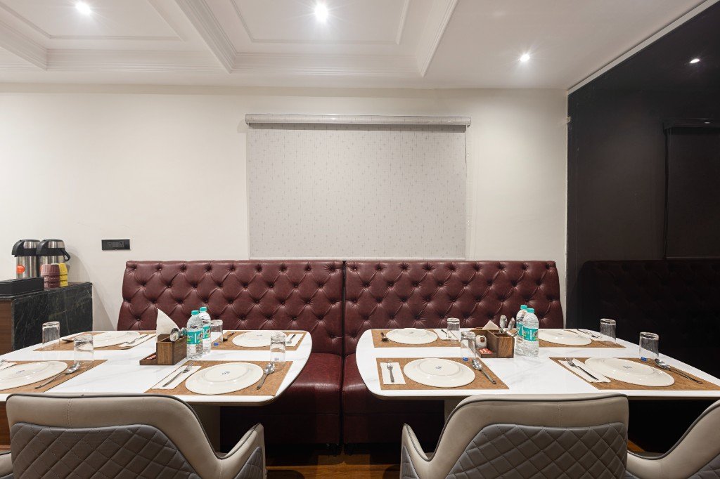 Elysium Premier Suites, Hitec City — Breakfast tables with booth seating