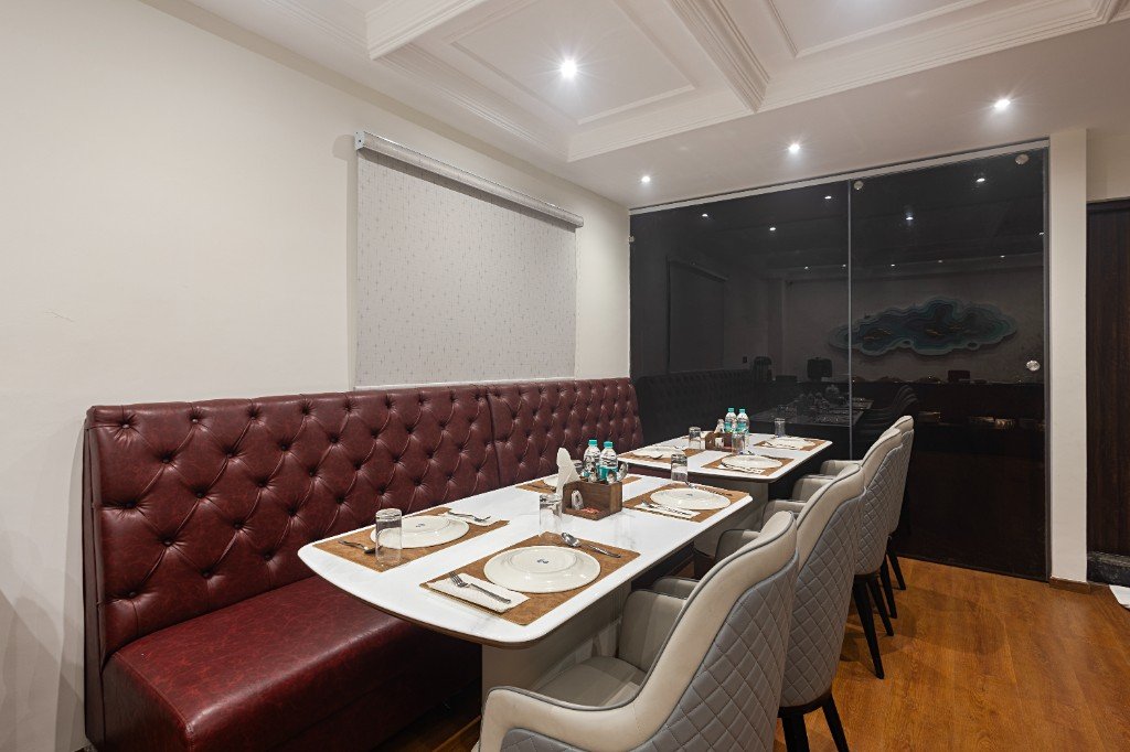 Elysium Premier Suites, Hitec City — Set tables and booth seating