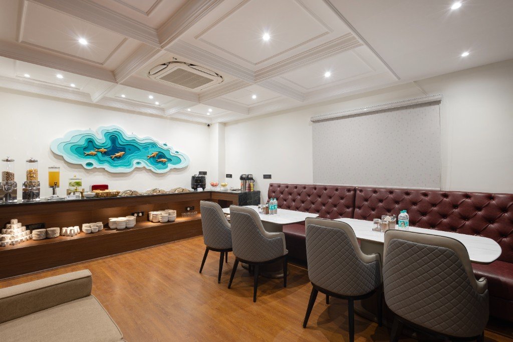 Elysium Premier Suites, Hitec City — Buffet and dining seating