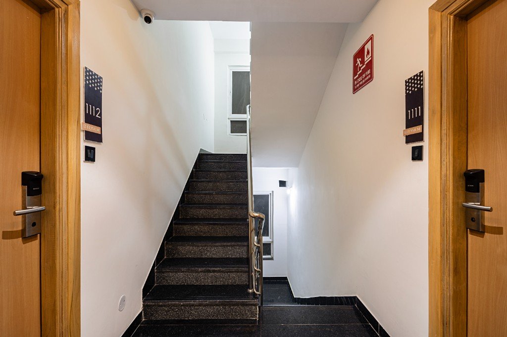 Elysium Premier Suites, Hitec City — Suite landing and stairs