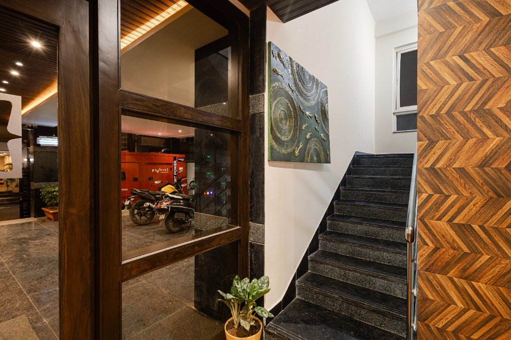 Elysium Premier Suites, Hitec City — Lobby and stair landing
