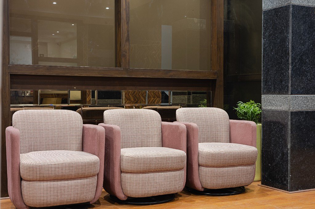 Elysium Premier Suites, Hitec City — Lobby seating area