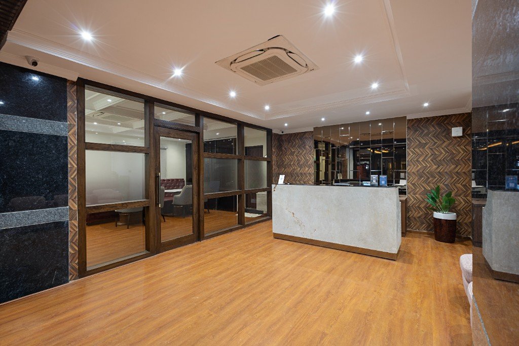 Elysium Premier Suites, Hitec City — Reception and waiting lounge