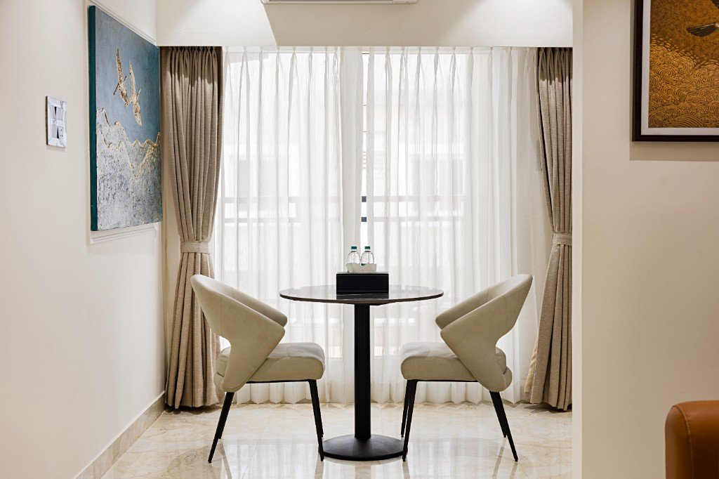 Elysium Premier Suites, Hitec City — Studio suite living space