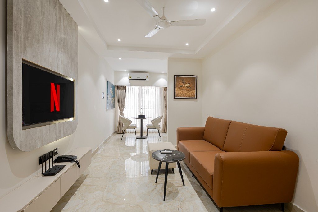 Elysium Premier Suites, Hitec City — Suite seating area