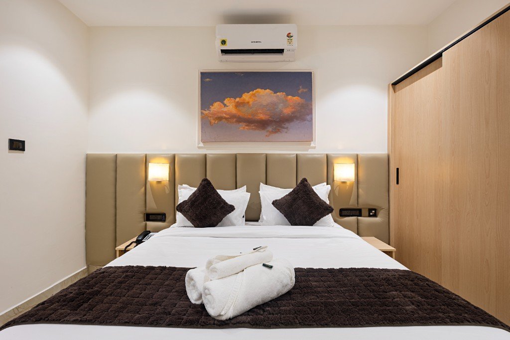 Elysium Premier Suites, Hitec City — Living and dining nook