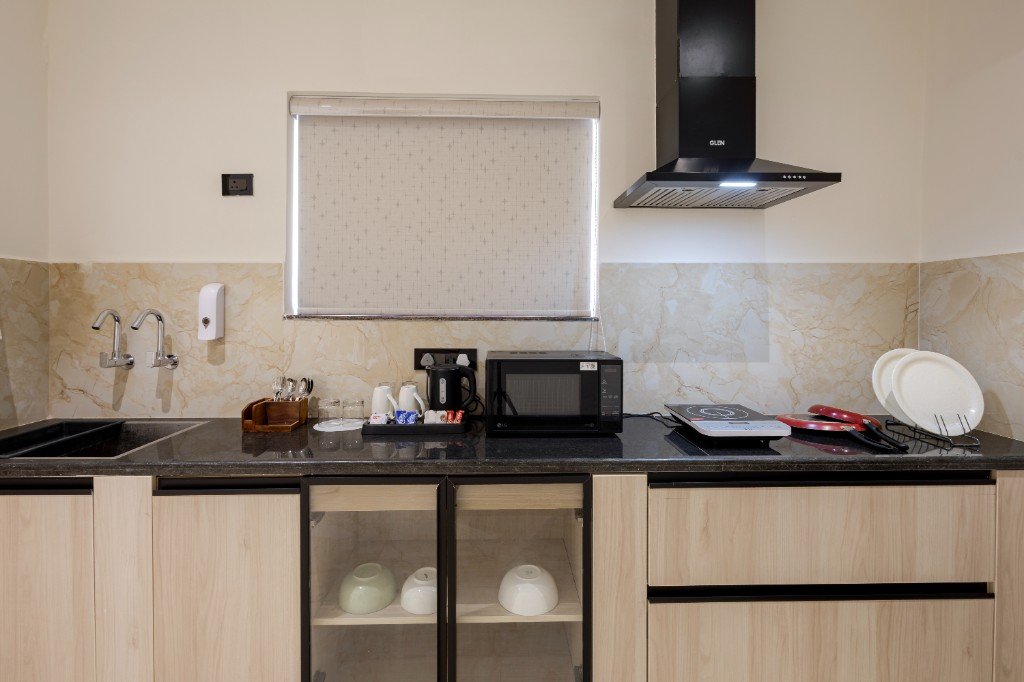 Elysium Premier Suites, Hitec City — Room workspace