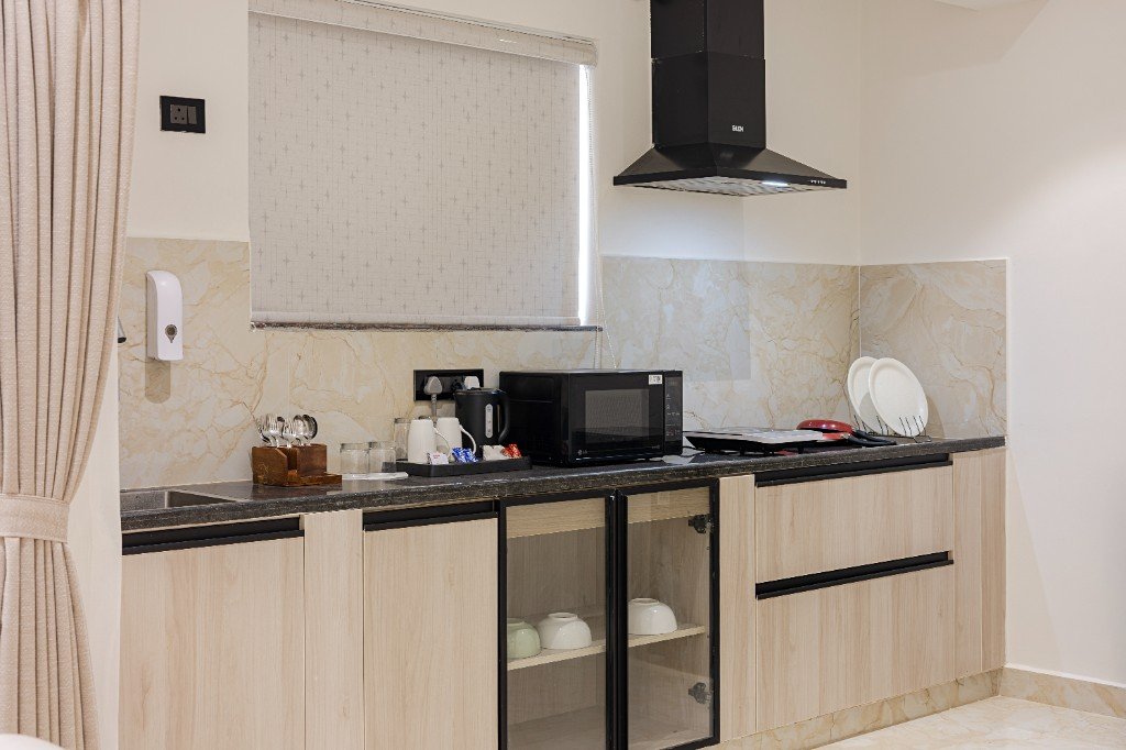 Elysium Premier Suites, Hitec City — Suite wardrobe and bed