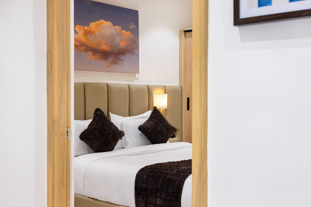 Elysium Premier Suites, Hitec City — Suite living room