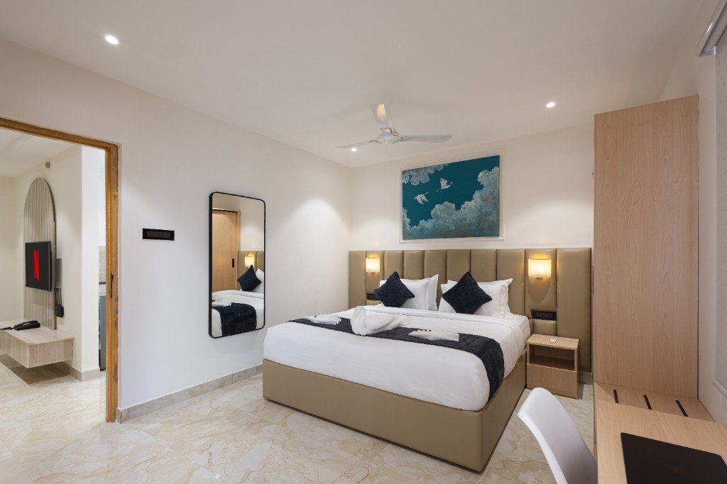 Elysium Premier Suites, Hitec City — King bedroom