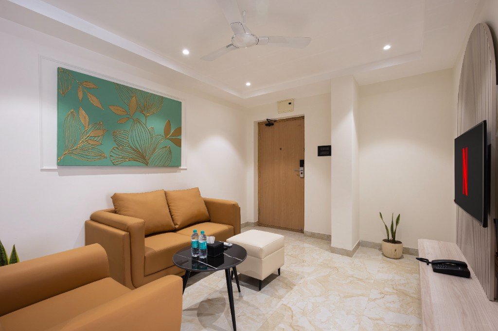 Elysium Premier Suites, Hitec City — In-room dining and kitchenette