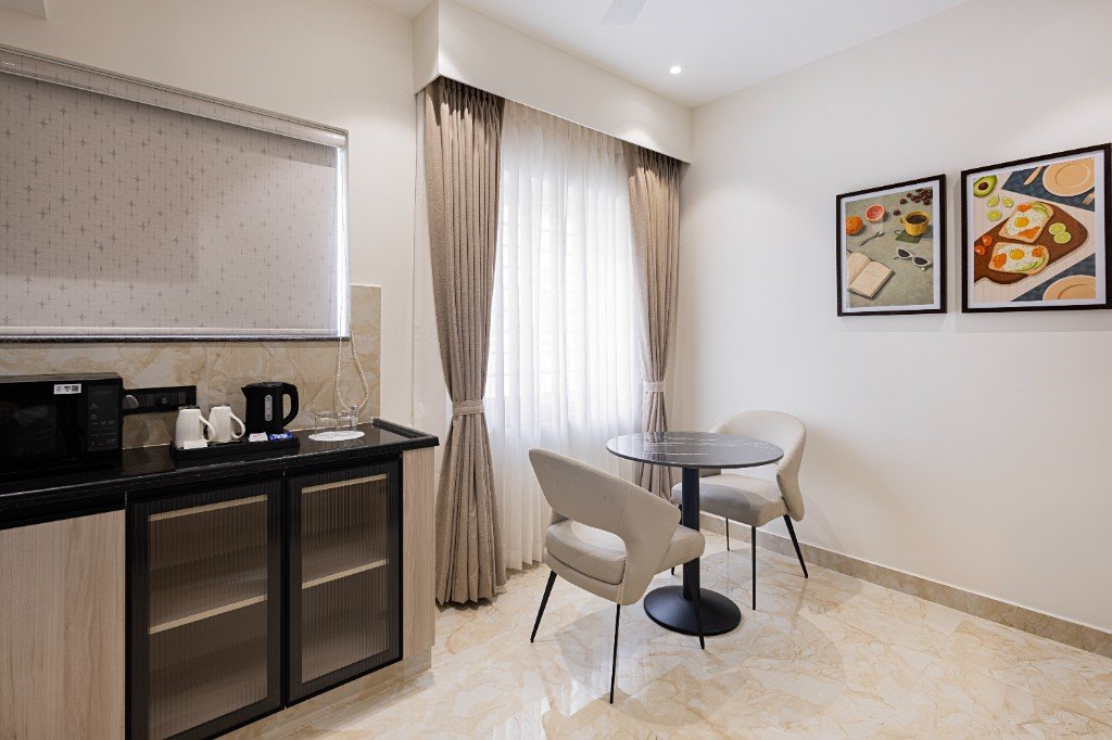 Elysium Premier Suites, Hitec City — Suite bathroom